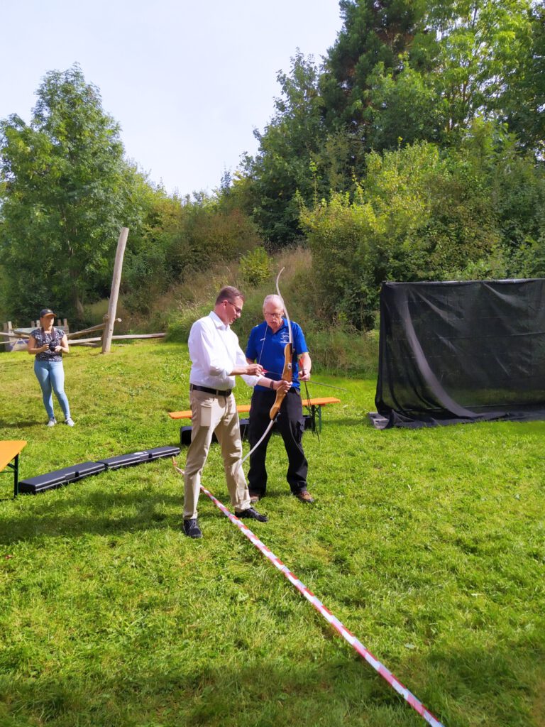 Landrat Bläse beim Bogenschießen