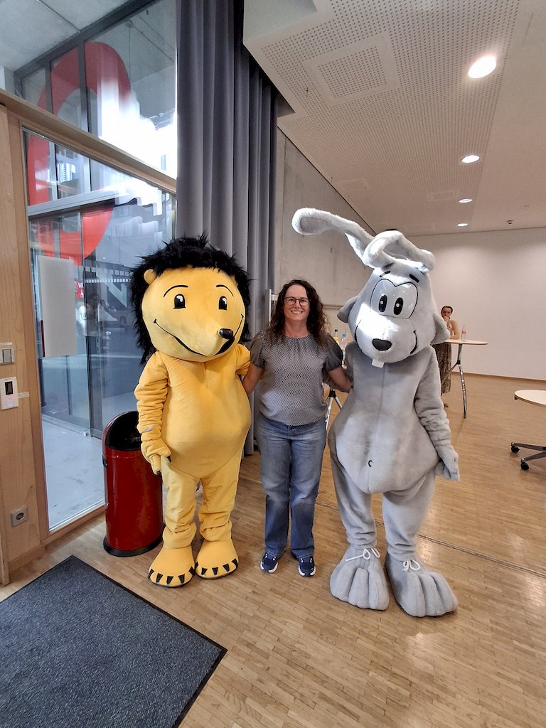 Monika Arnold mit Bürste und Hoppel, den Maskottchen der Württembergischen Sportjugend