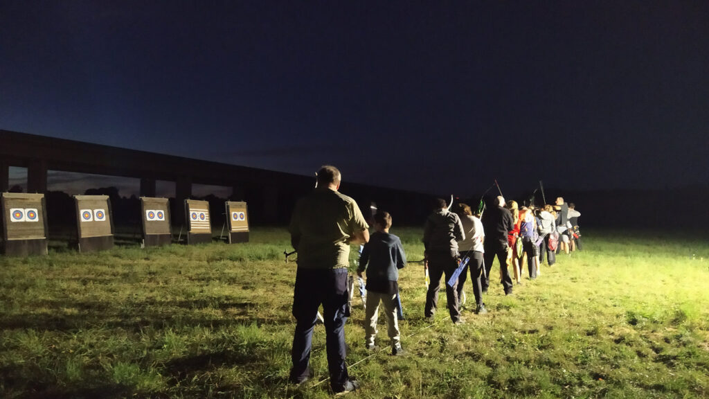 Sportler beim Nachtschießen