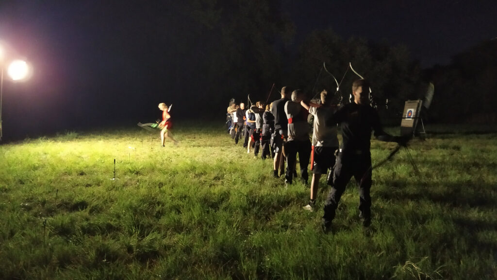 Sportler beim Nachtschießen