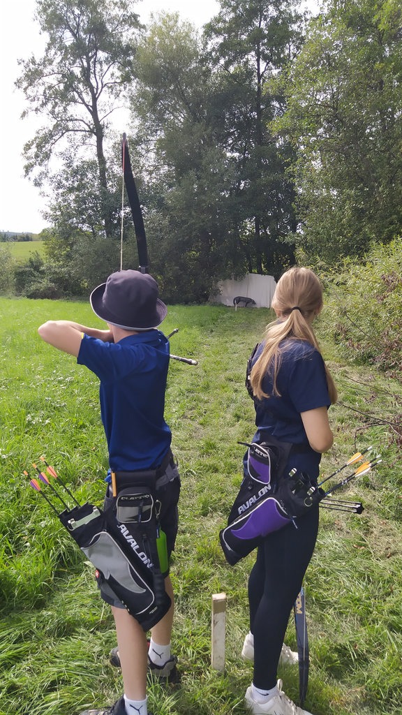 Sportler beim 3D-Schießen